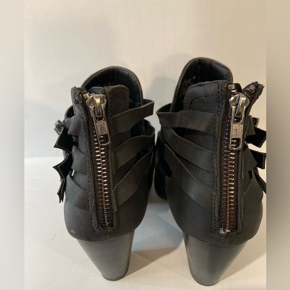 ShoeDazzle~Matte Black Faux Leather Criss Cross Strap Buckle Ankle Boot~Size 8.5 - Picture 6 of 11